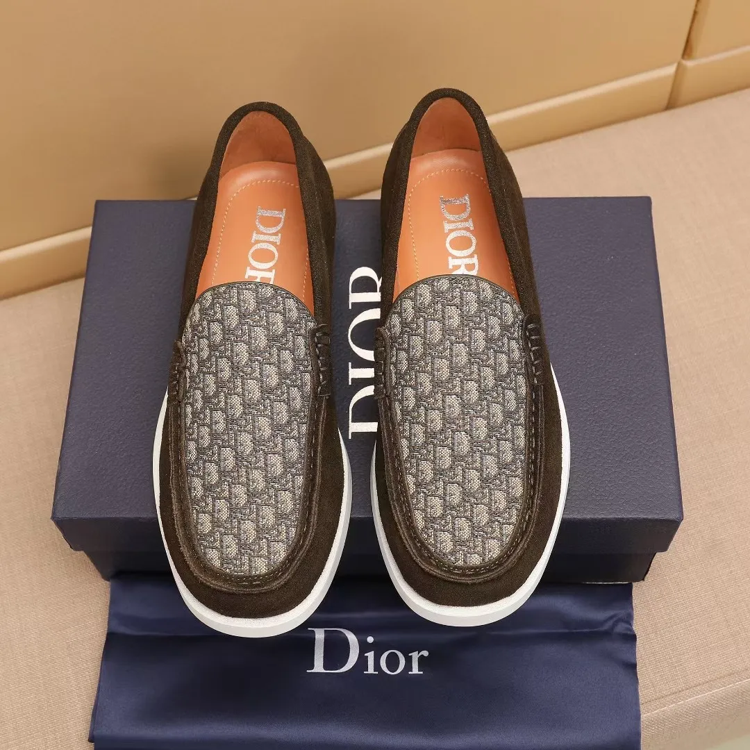 Men's Men's Shoes 💰400 [New Style] 🏍️🏍️Dior - This Dior Granville loafer is a casual dress shoe. Crafted from luxuriously soft beige suede, it features a beige Oblique print panel on the upper. The lightweight cream-white rubber sole is more sophisticated. The Dior Oblique pattern is engraved on the outsole to enhance the style, and the Dior logo is engraved on the back side. Adds elegance to any casual look.